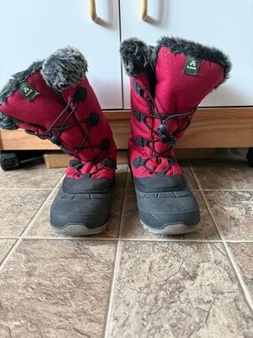 Kamik Ladies Red and Black Winter Snow Boots with Faux Fur Collar